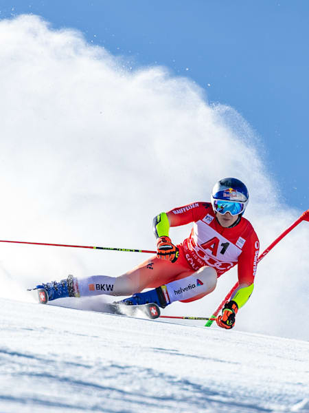 Le skieur suisse Marco Odermatt descend la piste de l'épreuve de slalom géant de la Coupe du monde FIS de ski alpin 2024 à Sölden, en Autriche.