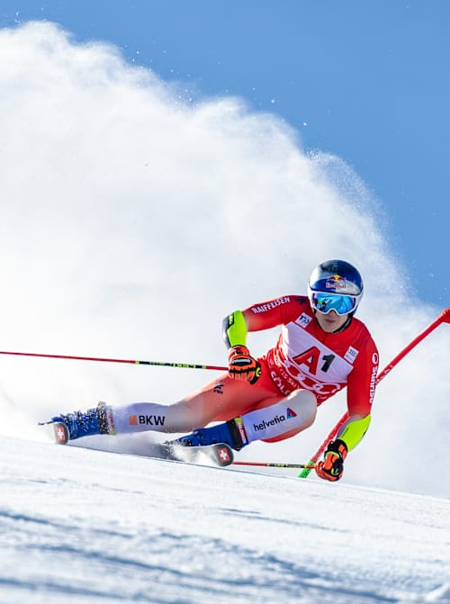 Le skieur suisse Marco Odermatt descend la piste de l'épreuve de slalom géant de la Coupe du monde FIS de ski alpin 2024 à Sölden, en Autriche.