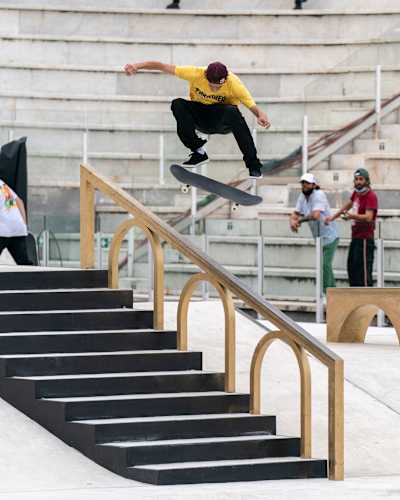 Ryan Decenzo zeigt einen Fs Flip während des Halbfinales bei den World Street Skate Championships in Rom, Italien, am 5. Juni 2021.