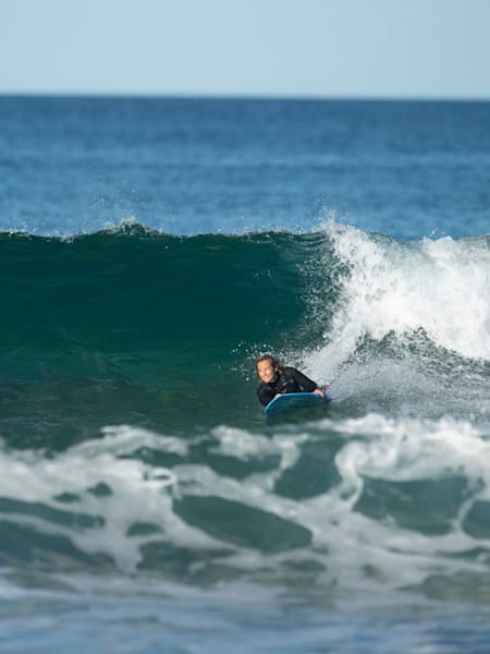 Sam cavando no quintal de casa em Bilgola.