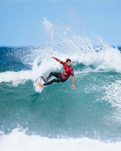 Jack Robinson aus Australien surft in Heat 1 der Runde der letzten 32 beim Rip Curl Pro Bells Beach am 27. März 2024 in Bells Beach, Victoria, Australien.