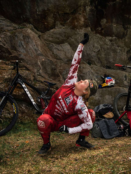 Valentina Holl s'échauffe lors de la Coupe du monde UCI de VTT descente 2022 à Lourdes, en France.