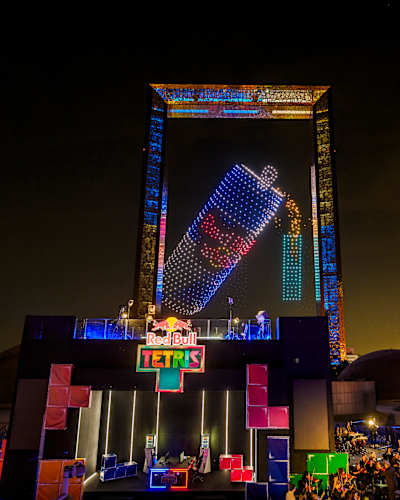 Un deslumbrante despliegue de drones forma una lata de Red Bull sobre el escenario de la Final Mundial Red Bull de Tetris en Dubai, EAU, el 13 de diciembre de 2025.