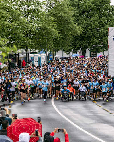 Des foules de coureurs enthousiastes se rassemblent à Zug, en Suisse, pour la course mondiale 2025 Wings for Life, s'unissant pour une noble cause lors de cet événement mondial emblématique