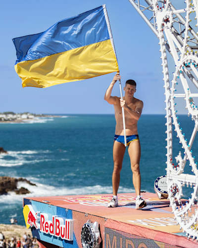 Олексій Пригоров святкує перемогу на фіналі Red Bull Cliff Diving 2026