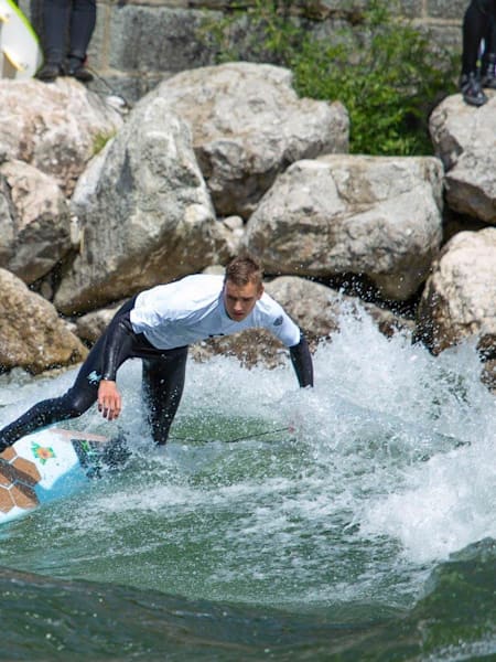Partez en surf trip à la recherche des vagues de rivière à Bad Ischl en Autriche, spot de surf insolite en Europe.