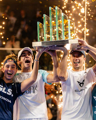 I vincitori festeggiano alle finali del Premier Padel 2023 a Parigi.