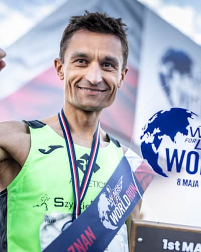 Zwycięzca Wings for Life World Run 2022 z pucharem