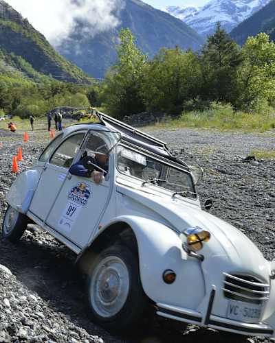 Une des voitures 2CV du rallye Red Bull Cocorico 2016 en plein défi.