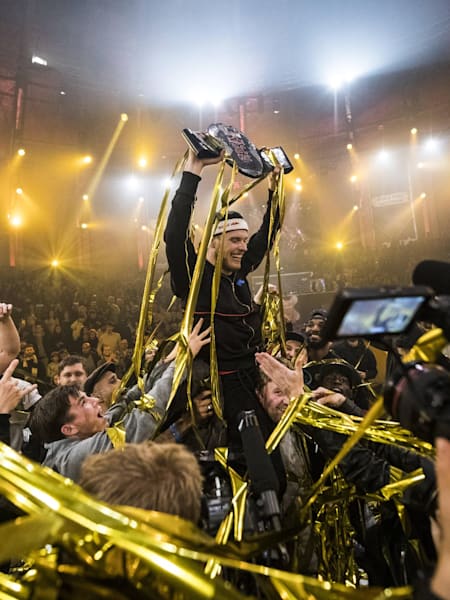 B-boy Menno a remporté la finale mondiale du Red Bull BC One Word Final 2017 à Amsterdam.