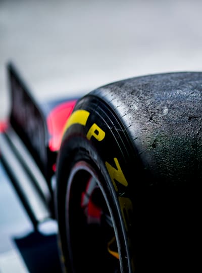 Un neumático Pirelli de compuesto medio desgastado.