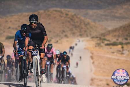 Matt Stephens führt das Fahrerfeld beim Red Bull Rio Grande Gravel über den Berg.