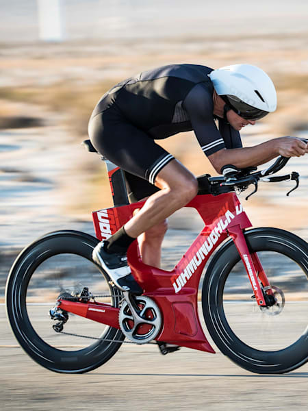 Un triatleta rueda con una Diamondback Andean.