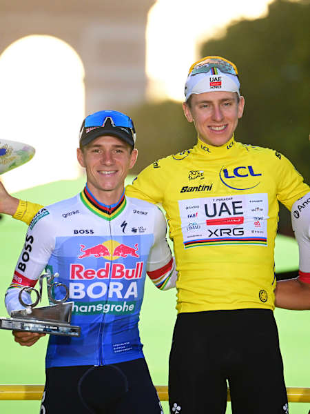 Remco Evenepoel, de l'équipe Red Bull - BORA - hansgrohe, pose sur le podium du Tour de France 2026 à l'issue de la 21e étape, aux côtés de Tadej Pogačar et Isaac del Toro.