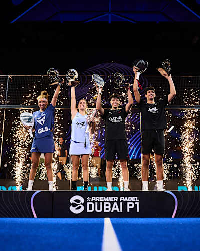 Bea González, Claudia Fernández, Agustín Tapia y Arturo Coello levantan sus trofeos de ganadores en el escenario del Premier Padel P1 en Dubai, Emiratos Árabes Unidos, noviembre de 2025