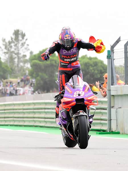 Le pilote espagnol Jorge Martín célèbre sa victoire lors du Grand Prix du Portugal de MotoGP 2024.