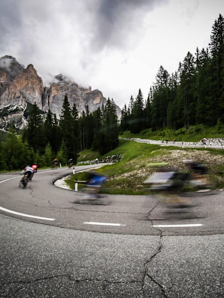 Des cyclistes descendent une pente en vélo de route au marathon cycliste des Dolomites en Europe.