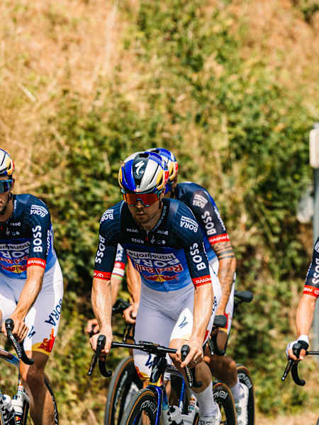 Nel 2026, Mattia Cattaneo, Maxim Van Gils, Jai Hindley, Tim Van Dijke, Jan Tratnik e Nico Denz della Red Bull – BORA – hansgrohe pedalano a Magny-Cours durante la giornata di riposo del Tour de France