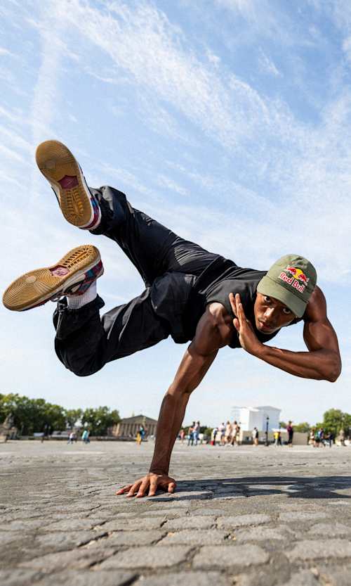 B-Boy Lee aus den Niederlanden posiert am 11. August 2023 für ein Porträt auf dem Place de la Concorde in Paris, Frankreich.