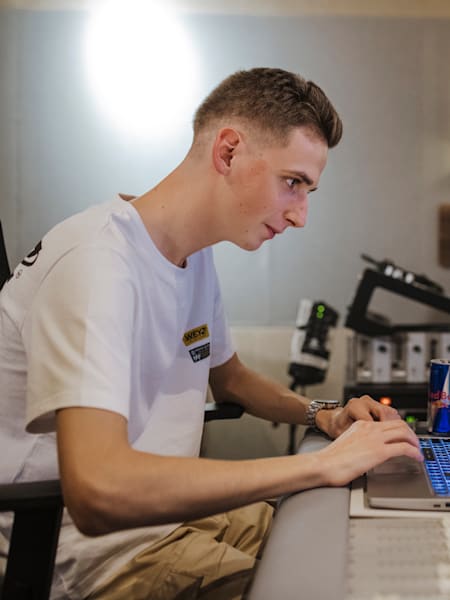 Beat après beat, le beatmaker Ysos bâtit sa légende dans le rap game.