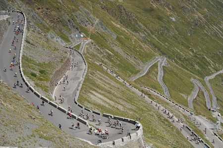 Radler wie Ameisen auf der steilen Stelvio-Spur.