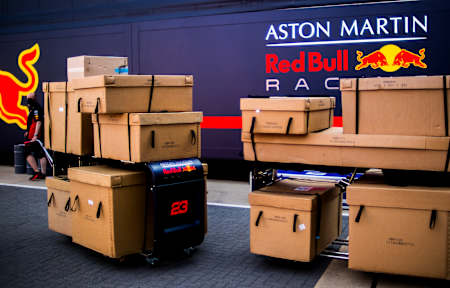 Tiimi pakkaa yleensä tonneittain lentorahtia ja muita tarvikkeita.