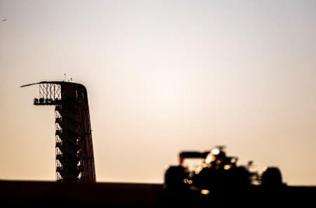 Red Bull Racingin auto Vladimir Rysin tunnelmallisessa otoksessa