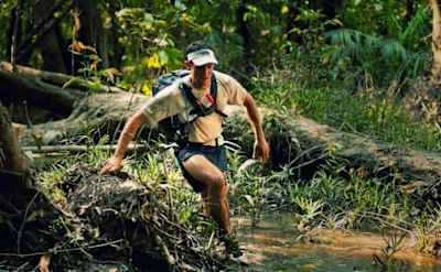 Teilnehmer rennt beim Jungle Marathon im brasilianischen Dschungel durch den Amazonas.