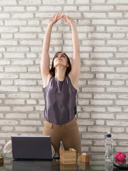 Estiramientos en la oficina durante la jornada laboral