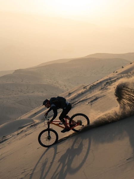 Kilian Bron en VTT sur la plus haute dune du monde, le Cerro Blanco au Pérou dans la série Mission.