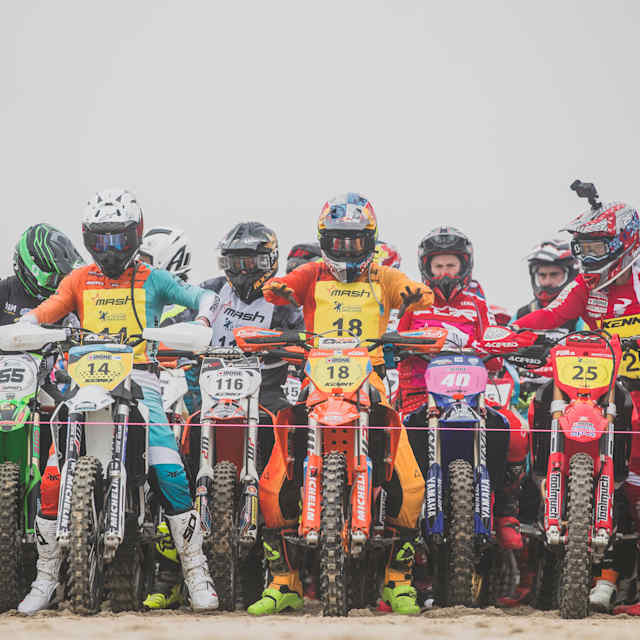 Des pilotes de motocross prennent le départ de l’Enduropale du Touquet-Pas-de-Calais 2024, en France.