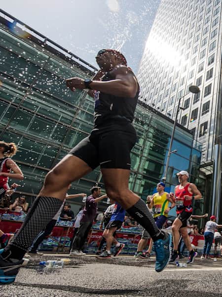 Biegacze na Canary Wharf podczas maratonu w Londynie