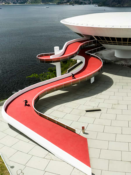 Pedro Barros e Murilo Peres no Museu de Arte Contemporânea, em Niterói