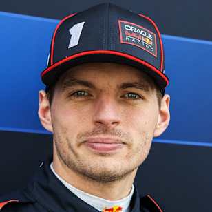 Max Verstappen habla en el Pitlane durante el Oracle Red Bull Racing Filming Day en el Circuito Internacional de Bahrein el 25 de febrero de 2025.