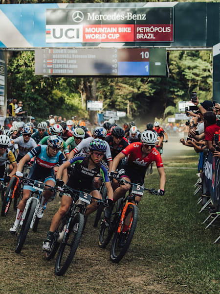 Les rideuses prennent le départ de la Coupe du monde UCI de VTT cross-country 2022 à Petrópolis au Brésil.