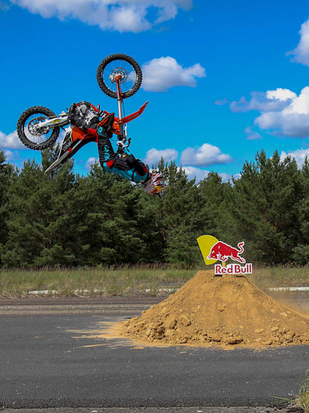 FMX-Weltmeister Luc Ackermann beim Backflip.
