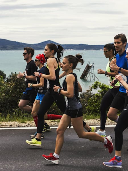 Bieg w grupie nad brzegiem jeziora