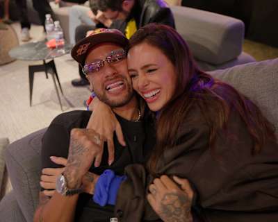 Neymar Jr og hans kone, Bruna Biancardi, reagerer under annonseringen av Brasils VM‑tropp for 2026 hjemme hos ham i Santos, Brasil, 17. mai 2026.