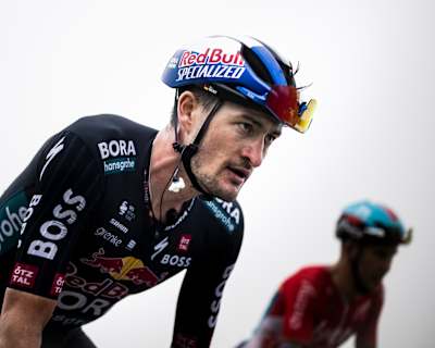 Nico Denz von Red Bull - BORA - hansgrohe erklimmt auf der 15. Etappe der La Vuelta 2024 den anspruchsvollen Anstieg Cuitu Negru und beweist Entschlossenheit im spanischen Nebel