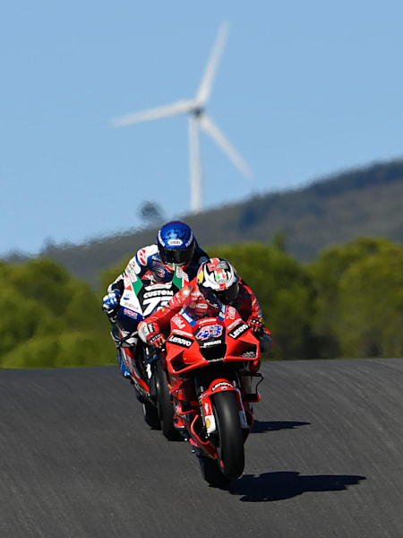 Jack Miller precede a Álex Márquez durante la carrera de MotoGP™ en el Gran Premio del Algarve, el 7 de noviembre de 2021.