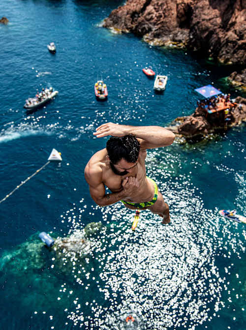 Cătălin Preda sare în prima zi de competiție Red Bull Cliff Diving World Series în Saint Raphael, Franța, pe 11 iunie 2021.