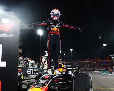 Le pilote néerlandais Max Verstappen célèbre sa victoire lors le Grand Prix d’Abu Dhabi dernière manche du championnat du monde de Formule 1 2025.