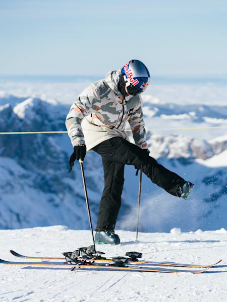 Fabian Bösch in Ski-Montur beim warm machen am Hang.