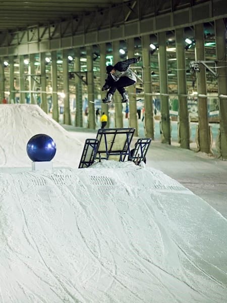 Marko Grilc machacando el snowpark de Snowworld.