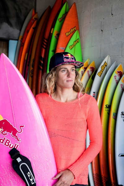 En ce moment à Nazaré, la surfeuse pro Justine Dupont nous présente ses meilleurs boards de surf.