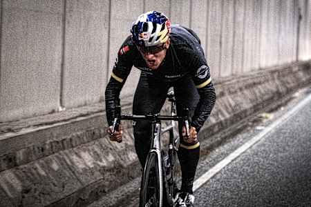 Norveški triatlonac Kristijan Blumenfelt trenira na hladnoj kiši