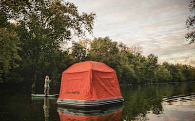 Auf dem Wasser campen: Das 1. schwimmende Zelt der Welt