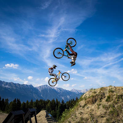 Robin Goomes affronte Georgia Astle lors de l'épreuve de Clif Speed and Style du Crankworx 2022 à Innsbruck, en Autriche.