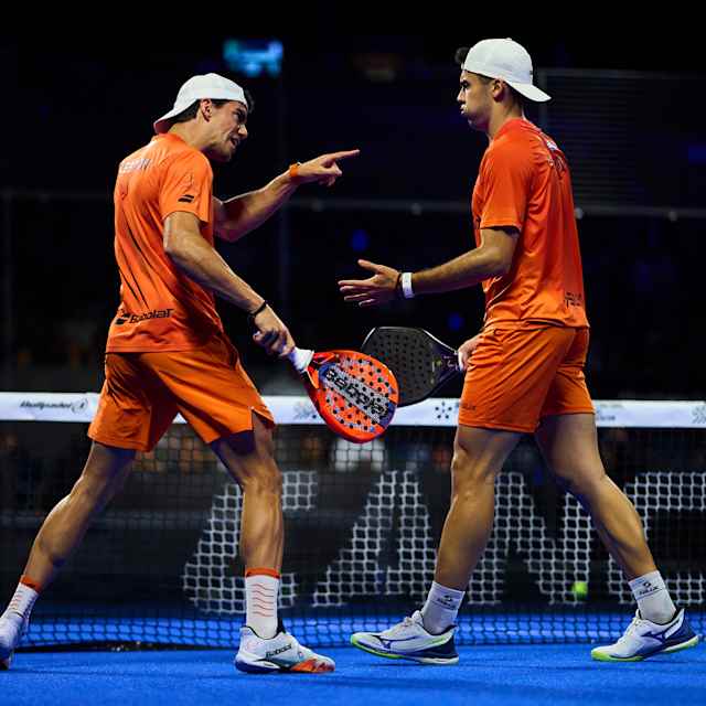 Juan Lebrón y Leandro Augsburger en acción durante las finales del 2026 Cancún Premier Padel P2 en México, capturando la electrizante energía de los emocionantes eventos deportivos de Red Bull