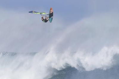 Jason Polakow : Le windsurfeur en session de windsurf sur une grosse vague à Maui, à Hawaii.